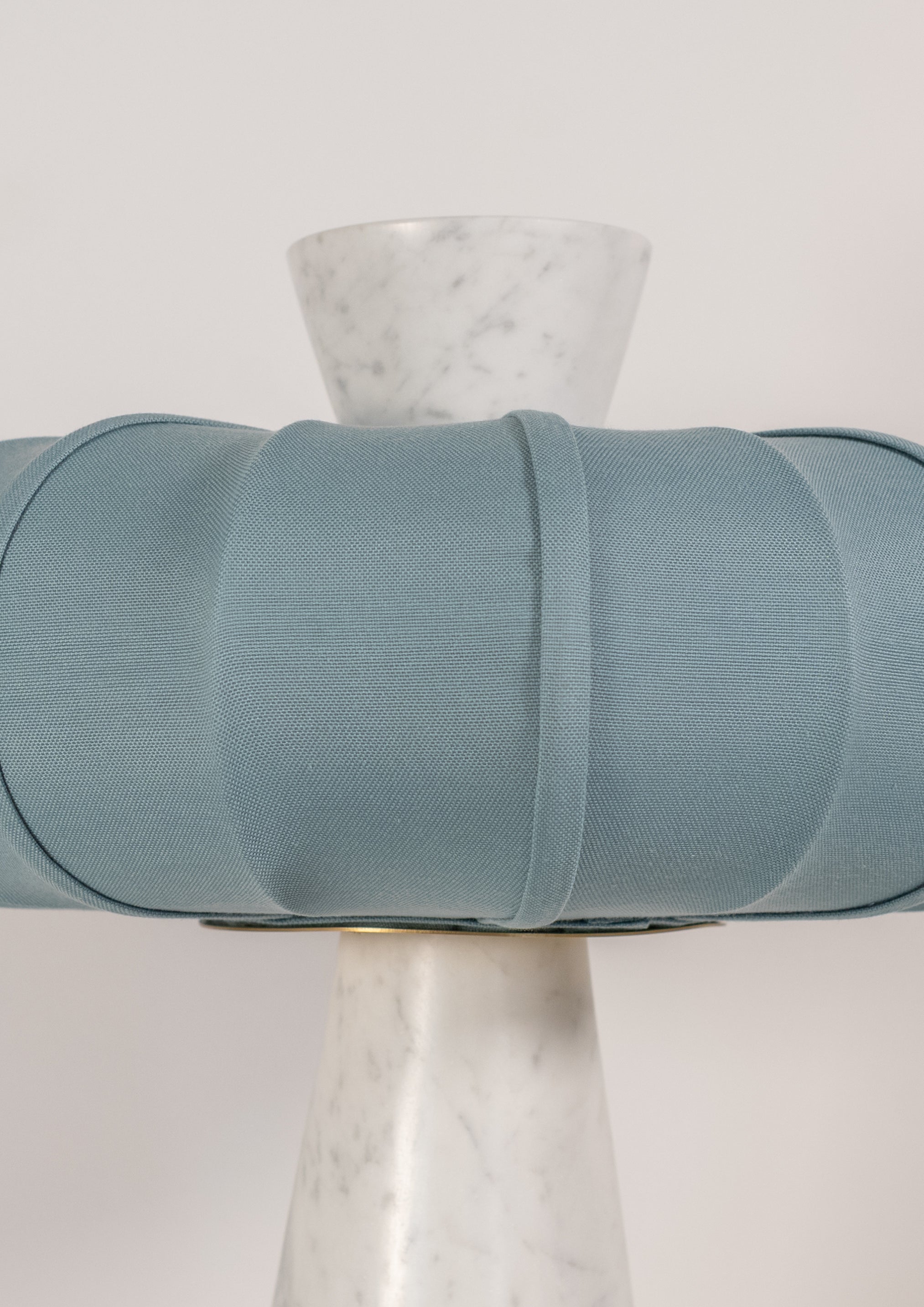 Andorra Tischleuchte 2.0 | Carrara White Marmor, Indigo Grey Baumwollschirm