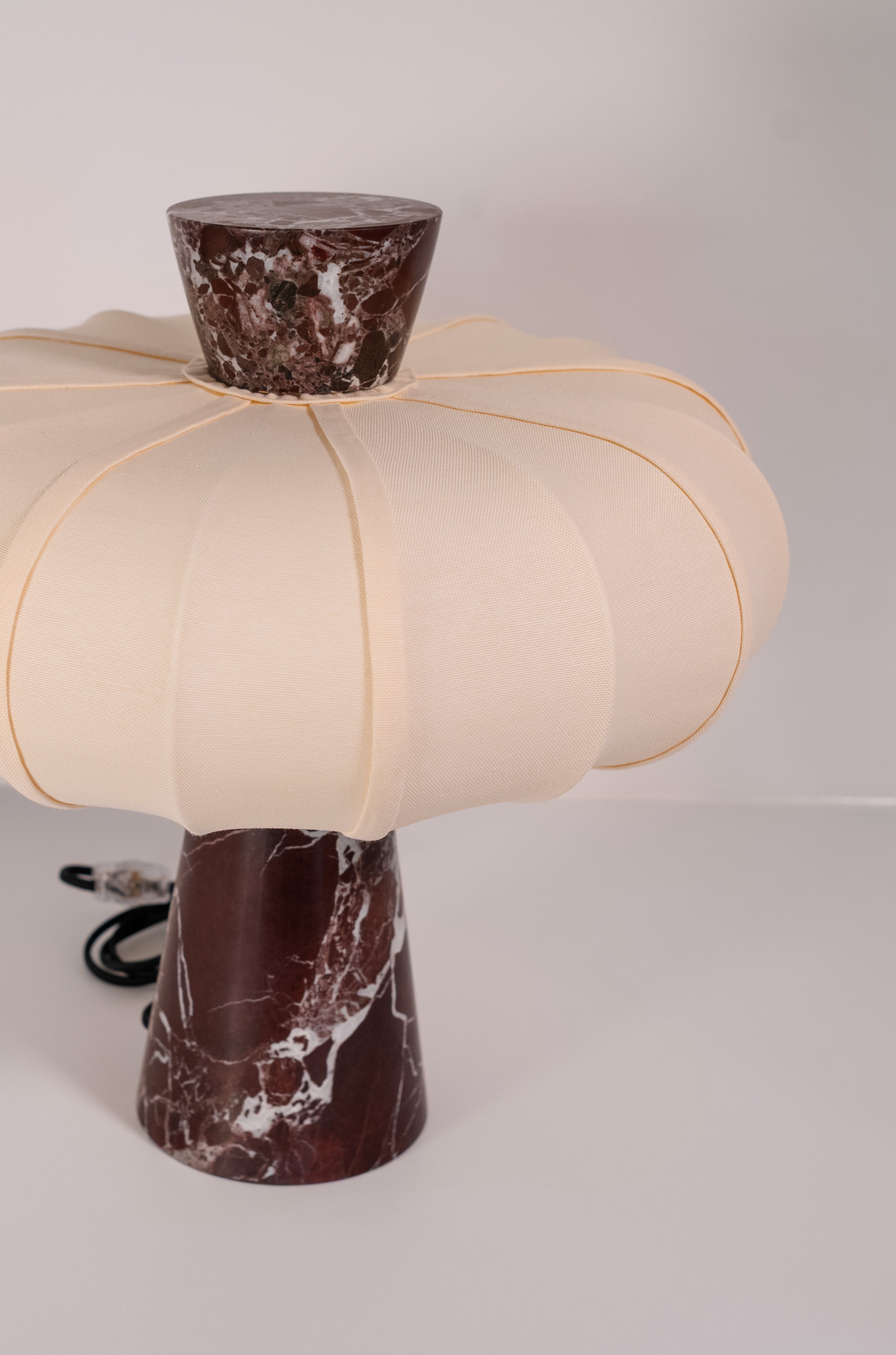Andorra Tischleuchte 2.0 | Levanto Red Marmor, Light Ivory Baumwollschirm