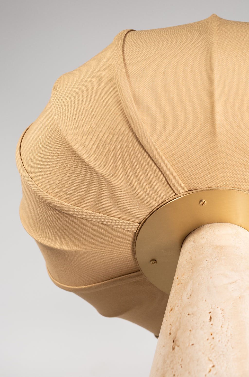 Andorra Tischleuchte 2.0 | Romano Beige Travertin, Golden Ochre Baumwollschirm