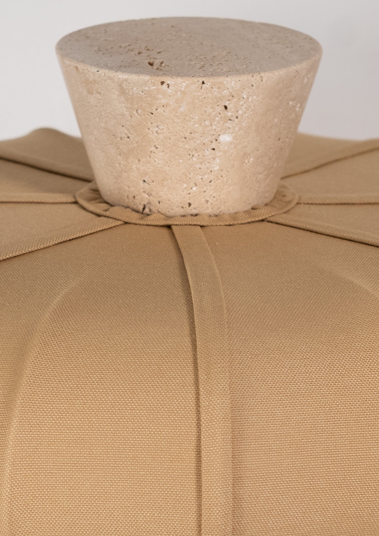 Andorra Tischleuchte 2.0 | Romano Beige Travertin, Golden Ochre Baumwollschirm