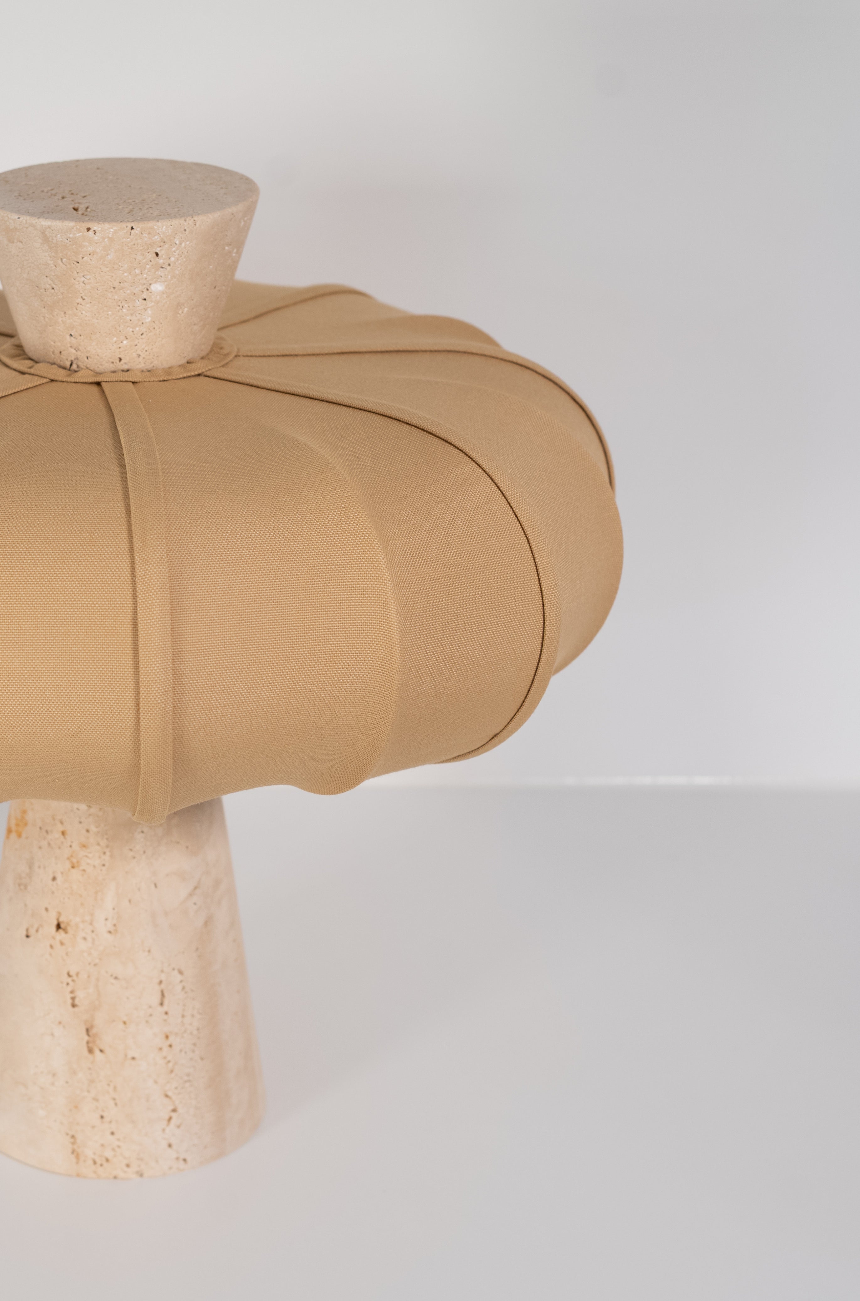 Andorra Tischleuchte 2.0 | Romano Beige Travertin, Golden Ochre Baumwollschirm
